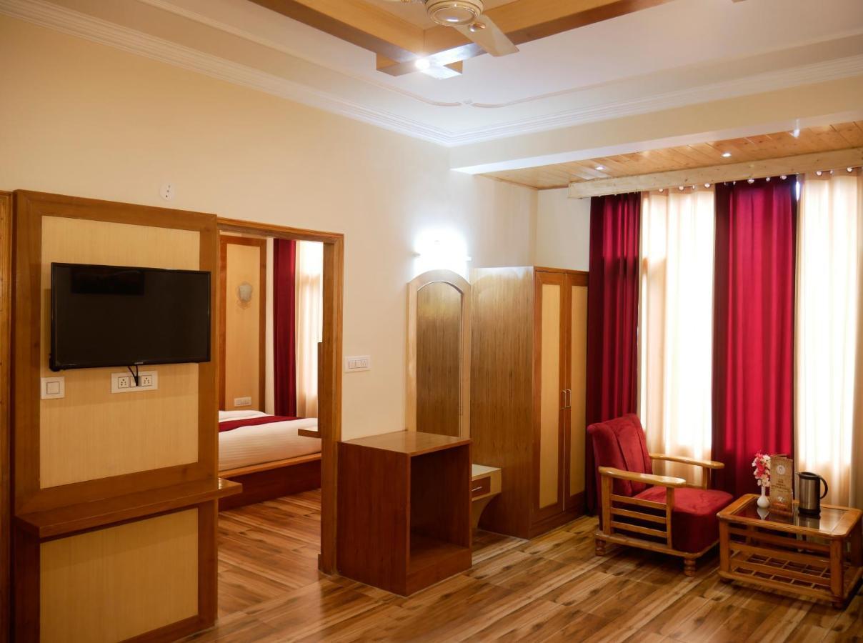 מנאלי New Ambika International Mall Road Hotel מראה חיצוני תמונה