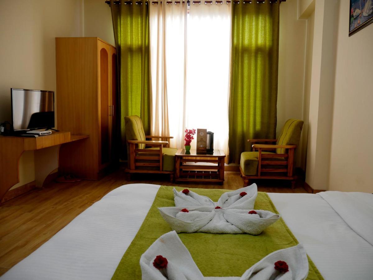 מנאלי New Ambika International Mall Road Hotel מראה חיצוני תמונה