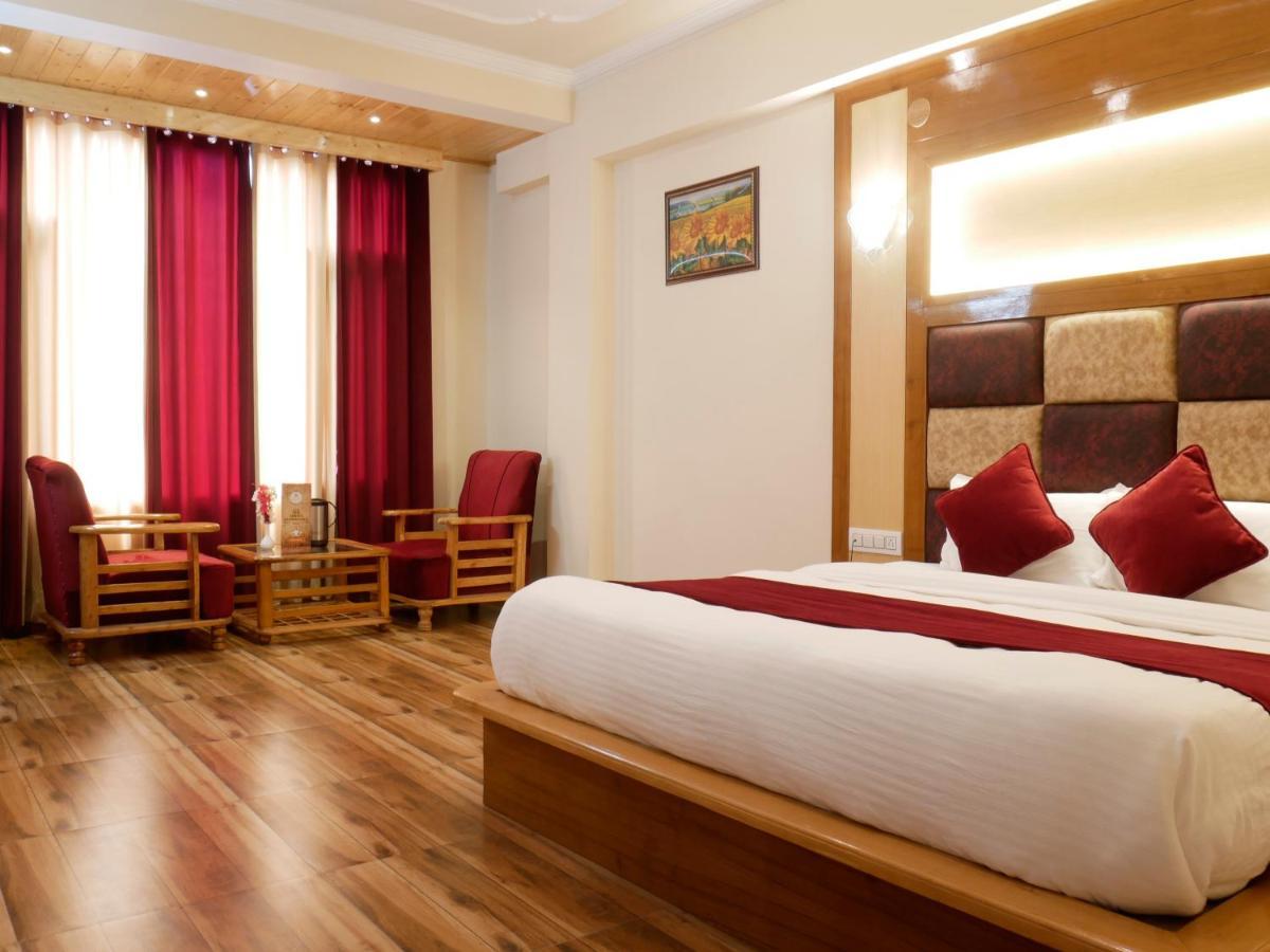 מנאלי New Ambika International Mall Road Hotel מראה חיצוני תמונה