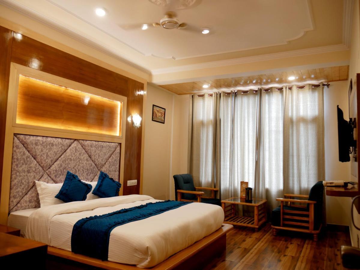 מנאלי New Ambika International Mall Road Hotel מראה חיצוני תמונה