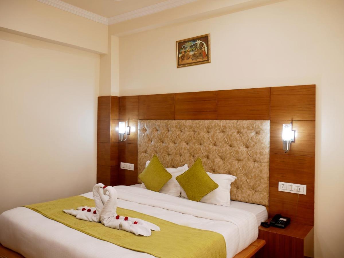 מנאלי New Ambika International Mall Road Hotel מראה חיצוני תמונה