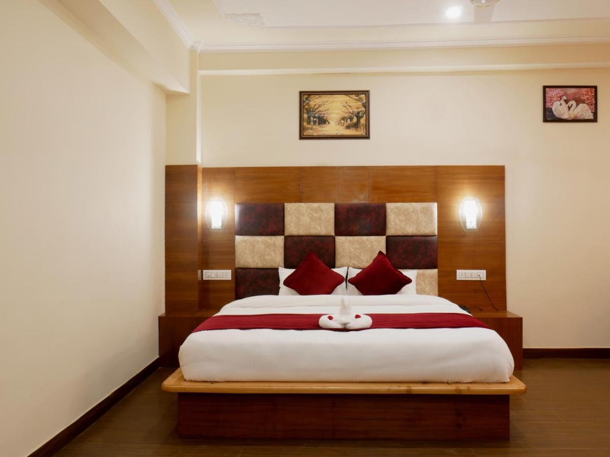 מנאלי New Ambika International Mall Road Hotel מראה חיצוני תמונה