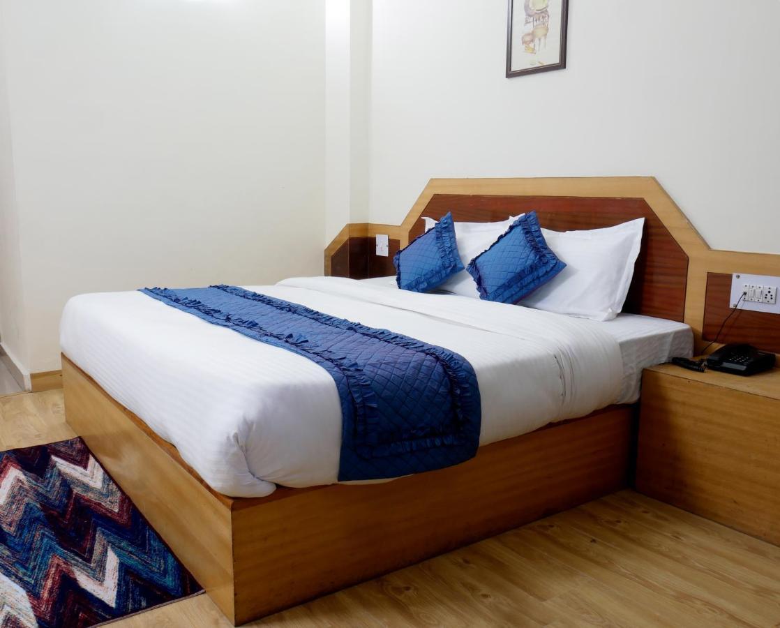 מנאלי New Ambika International Mall Road Hotel מראה חיצוני תמונה