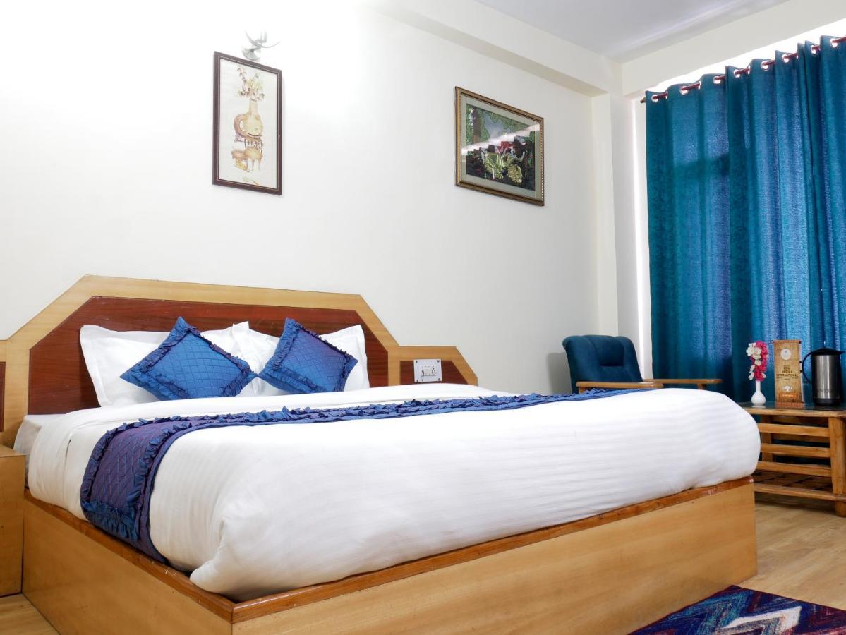 מנאלי New Ambika International Mall Road Hotel מראה חיצוני תמונה