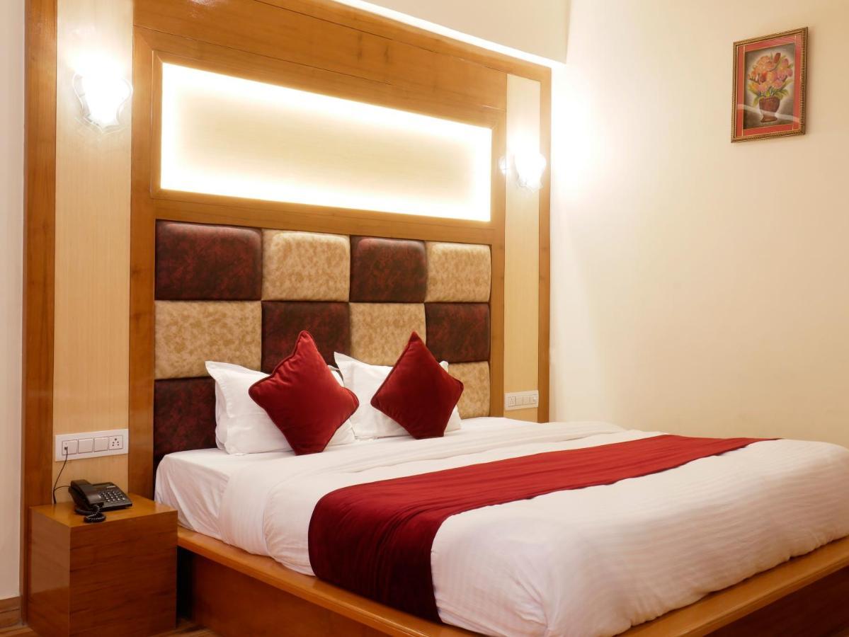 מנאלי New Ambika International Mall Road Hotel מראה חיצוני תמונה